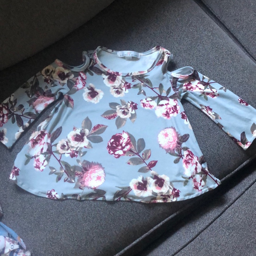 Little Girls long sleeved cold shoulder top
